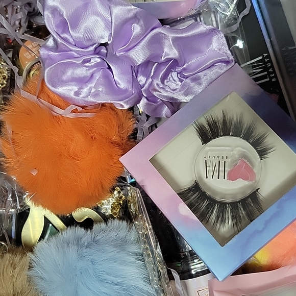 Lash Mystery Box - Makeup and Accessories Box - Picture 5 of 15